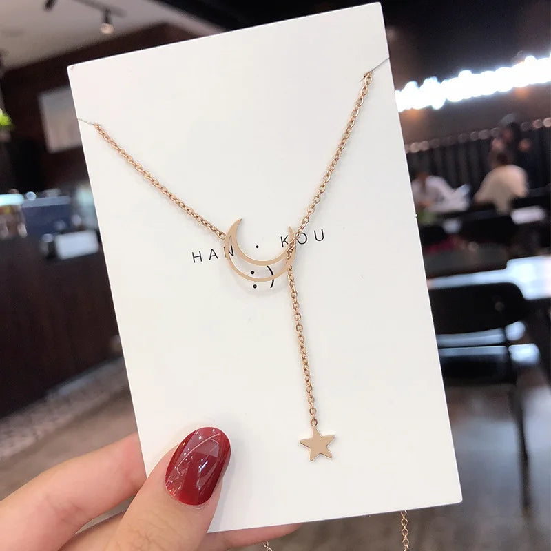Simple Moon & Star Pendant Choker Necklace – Gold Tone
