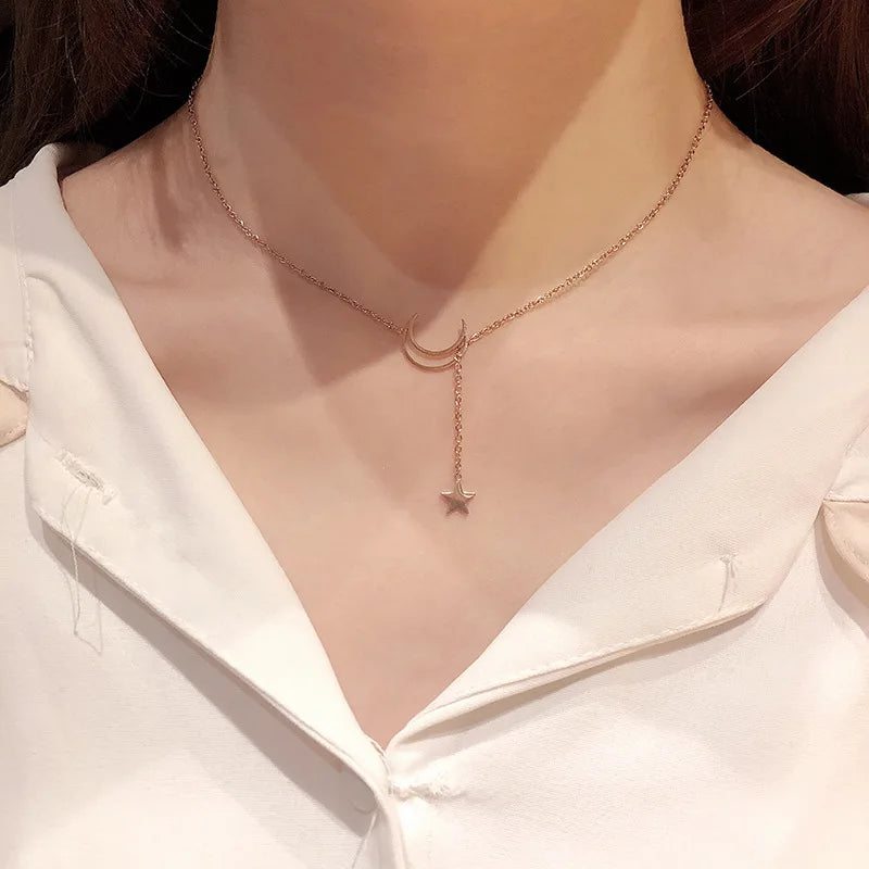 Simple Moon & Star Pendant Choker Necklace – Gold Tone